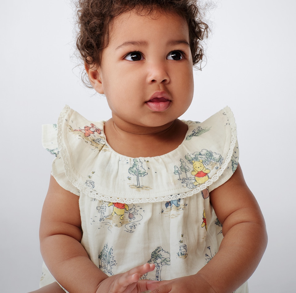 こだわりのディテールと遊び心のあるデザインで 100エーカーの森に住む、くまのプーさんの世界観を表現。一緒に楽し​い冒険に出かけよう